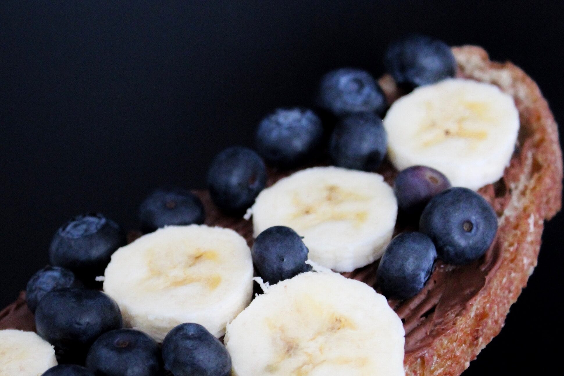 sliced-banana-with-blueberries-802508